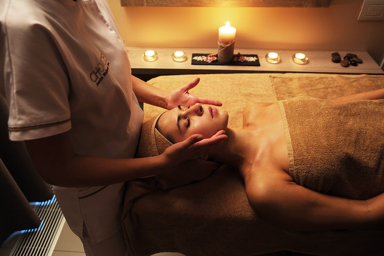 Trattamento viso in corso con una terapista Choice