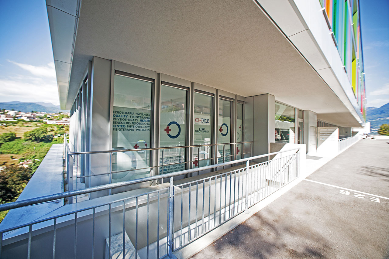 Ingresso del centro Choice a Pazzallo con parcheggio e accesso senza barriere